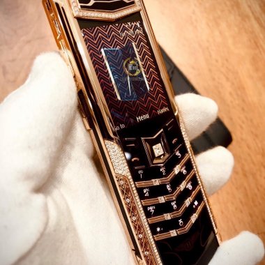 Vertu Signature S Bentley Rose Gold Limited Edition