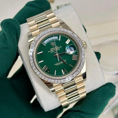 Đồng Hồ Rolex Day-Date 40 228398TBR Mặt Số Xanh Lá Cây Dát Kim Cương