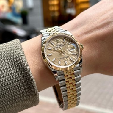 Đồng Hồ Rolex Datejust 36mm 126233 Mặt Số Họa Tiết Nếp Gấp Ánh Vàng