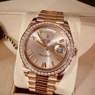 Đồng hồ Rolex Day-Date 40mm Everose Gold Diamond Bezel Roman Sundust Dial 228345RBR