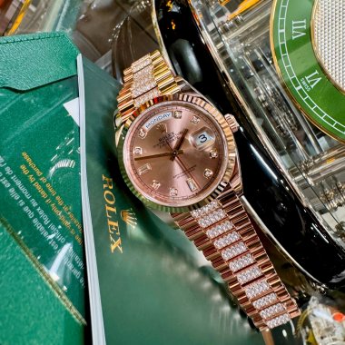 Đồng Hồ Rolex Day-Date 36mm 128235 mặt số màu hoa hồng, nạm kim cương